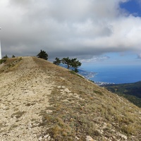 Ай-Петринская яйла вдоль дороги к пос. Охотничье. Впереди - построенный, но не запущенный ветряк без лопастей. Их пытались установить, но кран в процессе монтажа 2012-2013гг. опрокинулся и проект свернули, ветряк забросили.