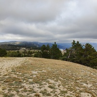 Ай-Петринская яйла вдоль дороги к пос. Охотничье. Вид на  черноморскую акваторию и побережье с застройкой Ялты (справа),