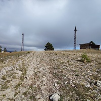 Ай-Петринская яйла. Старые советские вышки на окраине пос. Охотничье, слева - заброшенная, справа - для ведомственной связи..