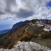Вид со смотровой площадки скалы Шишко на застройку посёлка у обрыва южного склона Ай-Петринской яйлы. Внизу - черноморская акватория и побережье с застройкой Кореиза.