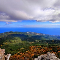 Вид со смотровой площадки скалы Шишко на южный склон Ай-Петринской яйлы. Внизу - черноморская акватория и побережье с застройкой Гаспры и Кореиза. Слева от центра - г. Могаби.