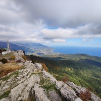Вид со смотровой площадки скалы Шишко на южный склон Ай-Петринской яйлы. Внизу - черноморская акватория и побережье с застройкой Ялты на южном склоне главной гряды Крымских гор. Слева - вышки сотовой связи.