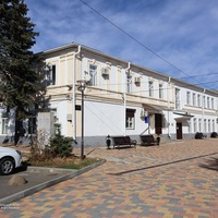 На пересечении ул.Тургенева (уходит направо в кадре) и ул.Ленина (уходит в кадре налево).