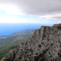 На вершине г. Ай-Петри. Вид на побережье, застройку Алупки, Симеиза и акваторию Чёрного моря.