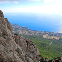 На вершине г. Ай-Петри. Вид на побережье, застройку Кореиза и акваторию Чёрного моря. Между застройкой и горой - нижняя станция канатной дороги "Сосновый Бор".