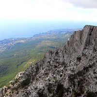 На вершине г. Ай-Петри. Вид на побережье, застройку Алупки, Симеиза и акваторию Чёрного моря.