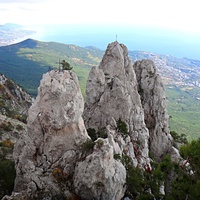 На вершине г. Ай-Петри. Вид на побережье, застройку Гаспры, Кореиза и акваторию Чёрного моря. В центре -  зубцы Ай-Петри, за ними левее - зелёный конус г. Могаби, за ним -застройка Ялты.