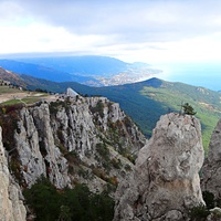 На вершине г. Ай-Петри. Вид на побережье и акваторию Чёрного моря. Справа -  зубцы Ай-Петри, за ними в центре - зелёный конус г. Могаби, слева - плато Ай-Петри.