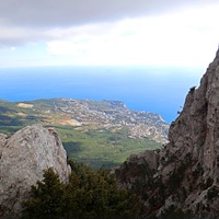 Плато Ай-Петри. Вид на побережье, застройку Гаспры и Кореиза, акваторию Чёрного моря. Справа -  скальный массив с одним из зубцов горы Ай-Петри.