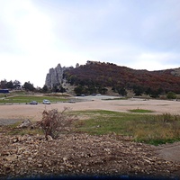 На вершине плато Ай-Петри. В центре - парковка, за ней - зубцы Ай-Петри и вершина горы.