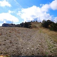 Ай-Петринская яйла вдоль дороги к пос. Охотничье. Вдали - вершина и зубцы Ай-Петри.
