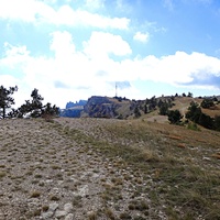 Ай-Петринская яйла вдоль дороги к пос. Охотничье. Вдали - вершина и зубцы Ай-Петри.