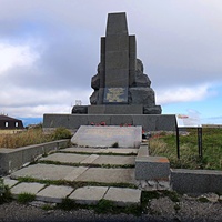 Обелиск народным мстителям - партизанам Крыма на братской могиле сов. партизан, погибших здесь же, на сев. склоне Ай-Петринской яйлы, над родником Беш-Текне в 1941 г. На камне высечено 19 фамилий погибших. Сооружён в 1959 г. по проекту А.С. Хотелова