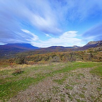 Склоны Демерджи, слева - массив Чатыр-Даг.