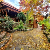 На территории кафе «Крымский дворик Улу-узень» недалеко от водопада Джур-Джур.