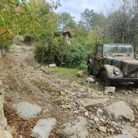 На территории кафе «Крымский дворик Улу-узень» недалеко от водопада Джур-Джур.