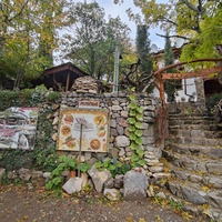 На территории кафе «Крымский дворик Улу-узень» недалеко от водопада Джур-Джур.