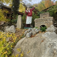 На территории кафе «Крымский дворик Улу-узень» недалеко от водопада Джур-Джур.