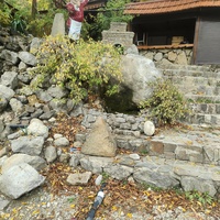 На территории кафе «Крымский дворик Улу-узень» недалеко от водопада Джур-Джур.