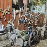 На территории кафе «Крымский дворик Улу-узень» недалеко от водопада Джур-Джур.