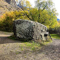 Камень в "Долине привидений" на склоне горы Демерджи из сцены к/ф "Спортлото-82", хотя на табличке у камня и многих сайтах утверждается, что это "Камень Варлей", на котором танцевала Нина в к/ф "Кавказская пленница". Но тот камень был гораздо меньше.