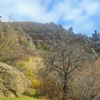 "Долина привидений" на склоне горы Южная Демерджи. Вверху, правее центра фото - каменный "профиль Екатерины II" (Хой-Кая).