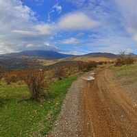 Склоны Демерджи, слева - массив Чатыр-Даг.