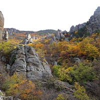 Долина привидений на склоне горы Южная Демерджи. Скала Великан в виде столба диаметром около 5 м, а высота достигает 25 м (его можно назвать ещё жандармом по типу горного рельефа).
