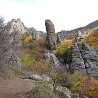 Долина привидений на склоне горы Южная Демерджи. Скала Великан в виде столба диаметром около 5 м, а высота достигает 25 м (его можно назвать ещё жандармом по типу горного рельефа).