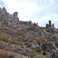 "Долина привидений" на склоне горы Южная Демерджи. Вверху, левее центра фото - каменный "профиль Екатерины II" (Хой-Кая).