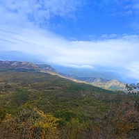 Горный массив Караби-яйла вдоль дороги от Солнечногорского к Генеральскому.