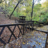 Экотропа с деревянными ступенями и перилами к водопаду Джур-Джур на реке Улу-узень по территории гос. природного гидрологического заказника регионального значения «Хапхальский».