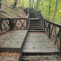 Экотропа с деревянными ступенями и перилами к водопаду Джур-Джур на реке Улу-узень по территории гос. природного гидрологического заказника регионального значения «Хапхальский».