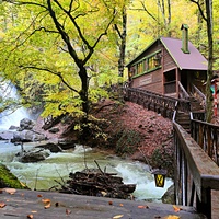 Экотропа с деревянными ступенями и перилами к водопаду Джур-Джур на реке Улу-узень по территории гос. природного гидрологического заказника регионального значения «Хапхальский». Сувенирная лавка "Джур-Джур".