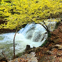 Один из верхних каскадов водопада Джур-Джур на реке Улу-узень по территории гос. природного гидрологического заказника регионального значения «Хапхальский».