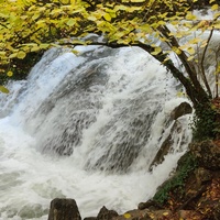Один из верхних каскадов водопада Джур-Джур на реке Улу-узень по территории гос. природного гидрологического заказника регионального значения «Хапхальский».