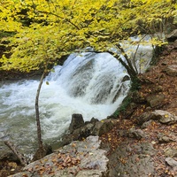 Один из верхних каскадов водопада Джур-Джур на реке Улу-узень по территории гос. природного гидрологического заказника регионального значения «Хапхальский».