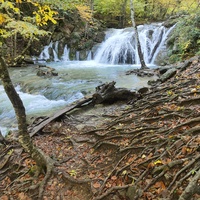Один из верхних каскадов водопада Джур-Джур на реке Улу-узень по территории гос. природного гидрологического заказника регионального значения «Хапхальский».