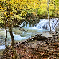 Серия из верхних каскадов водопада Джур-Джур на реке Улу-узень по территории гос. природного гидрологического заказника регионального значения «Хапхальский».