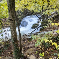 Один из верхних каскадов водопада Джур-Джур на реке Улу-узень по территории гос. природного гидрологического заказника регионального значения «Хапхальский».