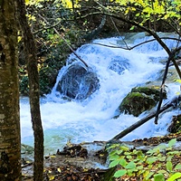Один из верхних каскадов водопада Джур-Джур на реке Улу-узень по территории гос. природного гидрологического заказника регионального значения «Хапхальский».