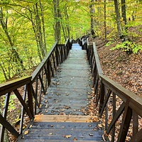 Экотропа с деревянными ступенями и перилами к водопаду Джур-Джур на реке Улу-узень по территории гос. природного гидрологического заказника регионального значения «Хапхальский».
