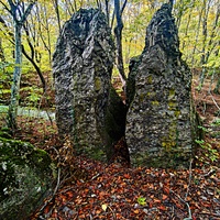 Рядом с началом экотропы к водопаду Джур-Джур на реке Улу-узень по территории гос. природного гидрологического заказника регионального значения «Хапхальский». Расколотая каменная глыба.