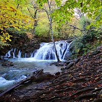 Один из верхних каскадов водопада Джур-Джур на реке Улу-узень по территории гос. природного гидрологического заказника регионального значения «Хапхальский».