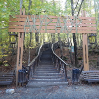 Начало экотропы с деревянными ступенями и перилами к водопаду Джур-Джур на реке Улу-узень по территории гос. природного гидрологического заказника регионального значения «Хапхальский».