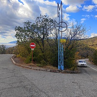 Стилизованная мачто-опорная стела МЭИ непосредственно пред отворотом дороги к СОСЛ МЭИ "Алушта" у побережья.