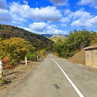 Дорога к СОСЛ МЭИ "Алушта" у побережья и холмы вдоль неё.