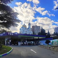 ​Заправочная станция Теs на Симферопольской улице и храм  Царственных Страстотерпцев на Юбилейной улице.