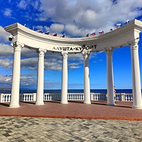 Ротонда. Одна из визитных карточек Алушты постр. 1951 г. Состоит из шести колонн с коринфским ордером. Ранее ротонду венчала цитата из Конституции СССР от 1936 г.: «Граждане СССР имеют право на отдых», сейчас на ней красуется надпись «Алушта-курорт»