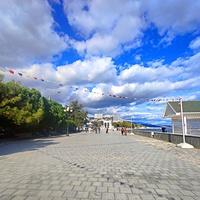 Центральная набережная. Слева - апартаменты «Чайка», впереди - Ротонда.